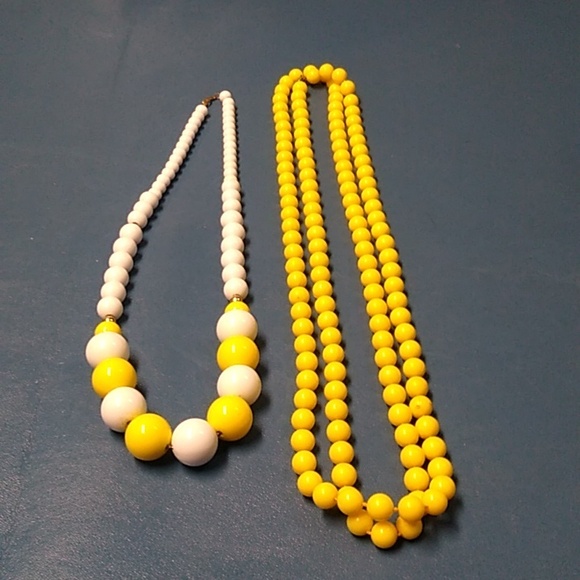Vintage Yellow and White Graduated Beaded Plastic/Resin/Lucite Necklace - Picture 1 of 8